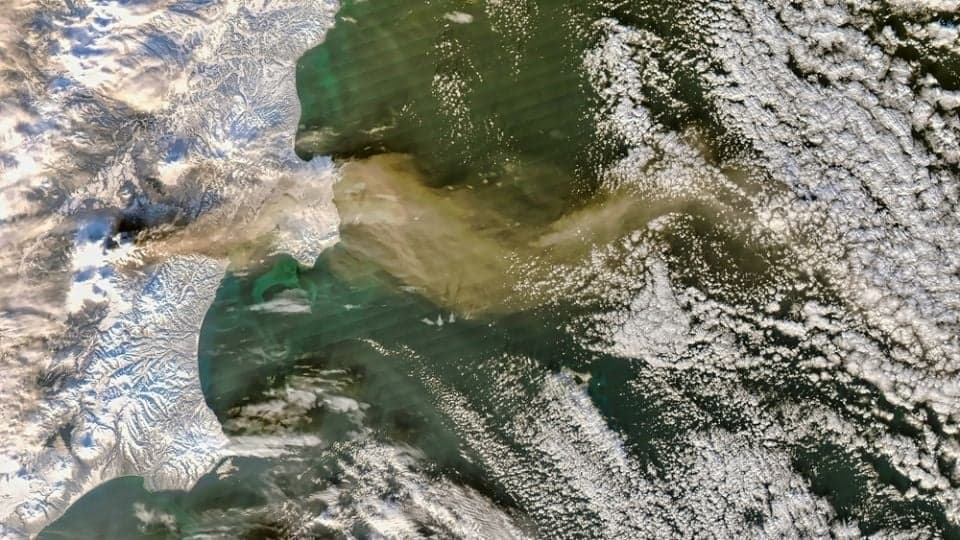 Se activa volcán más alto de Euroasia, tras sismo de 8.8 en Rusia