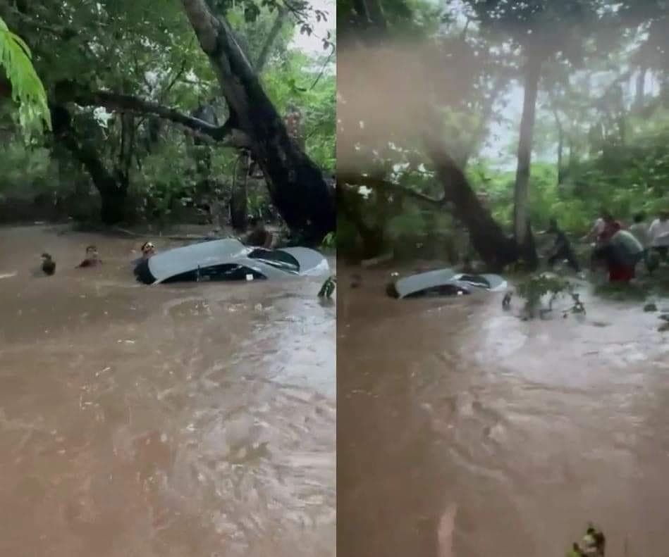 Arroyo arrastra vehículo de una maestra en Hueyapan de Ocampo