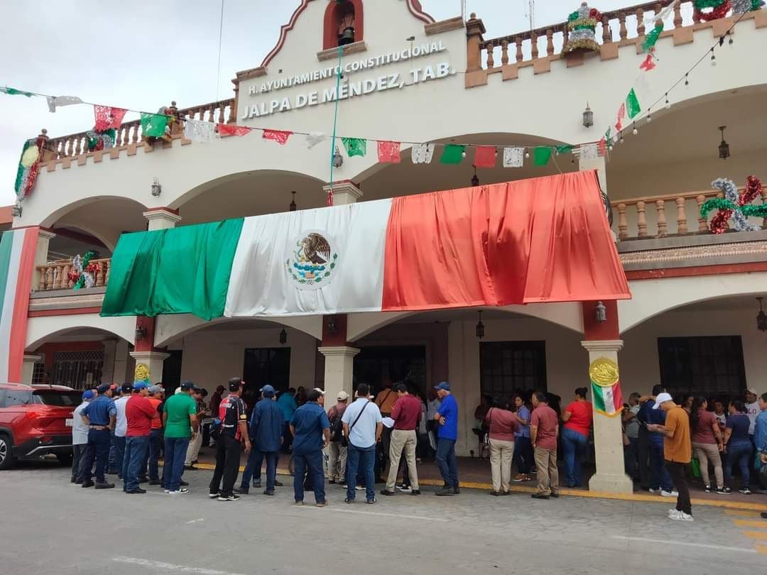Plantón de trabajadores del ayuntamiento de Jalpa de Méndez 