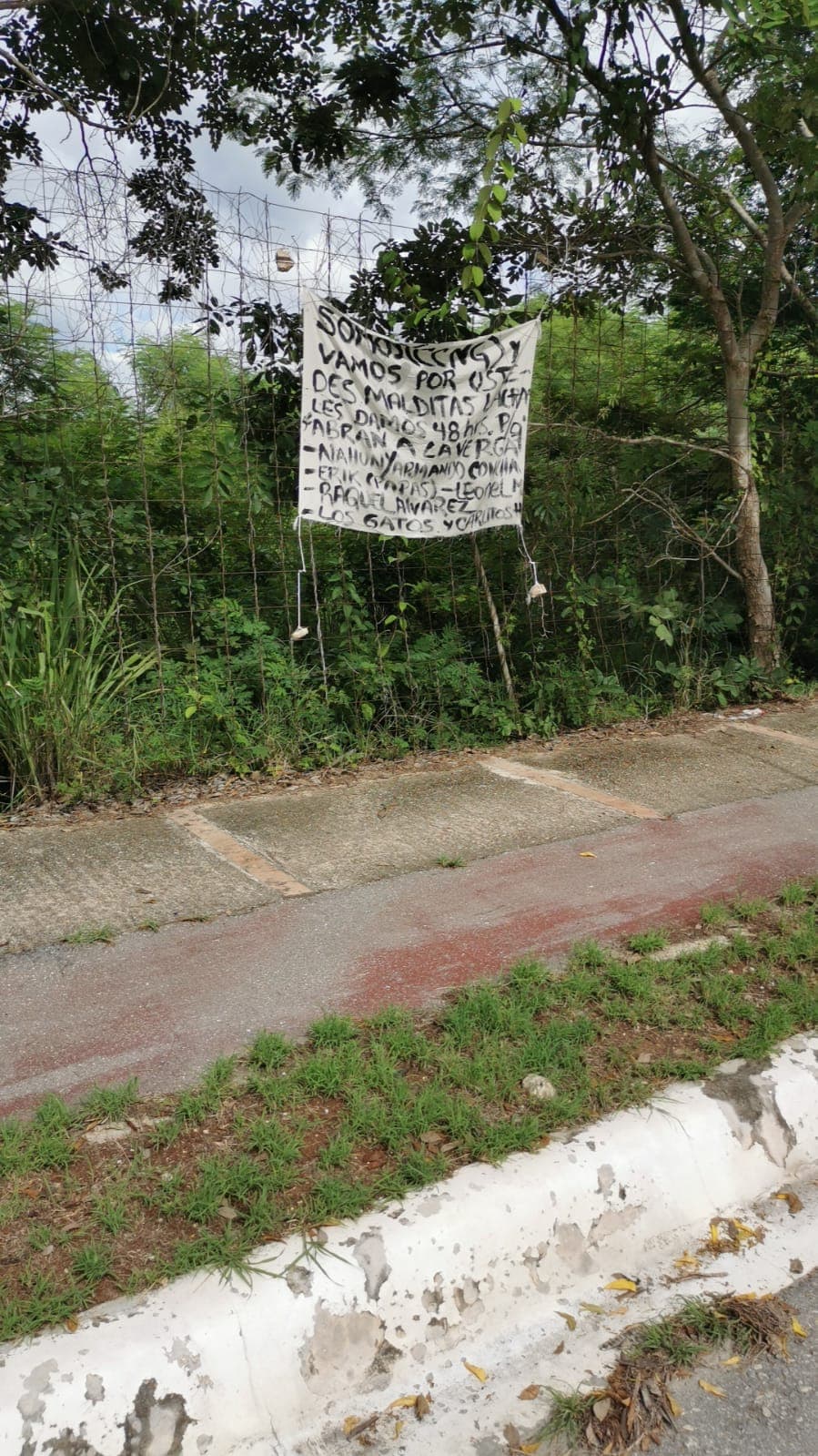 Colocan narcomantas en diversas partes de Campeche