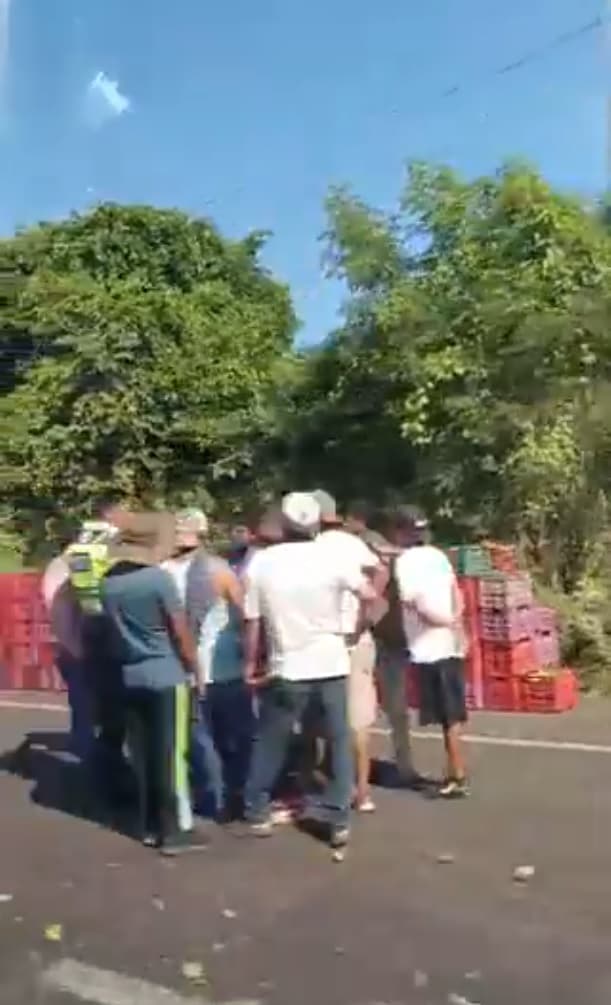 Se accidenta Tortón cargado de limones, lo rapiñan