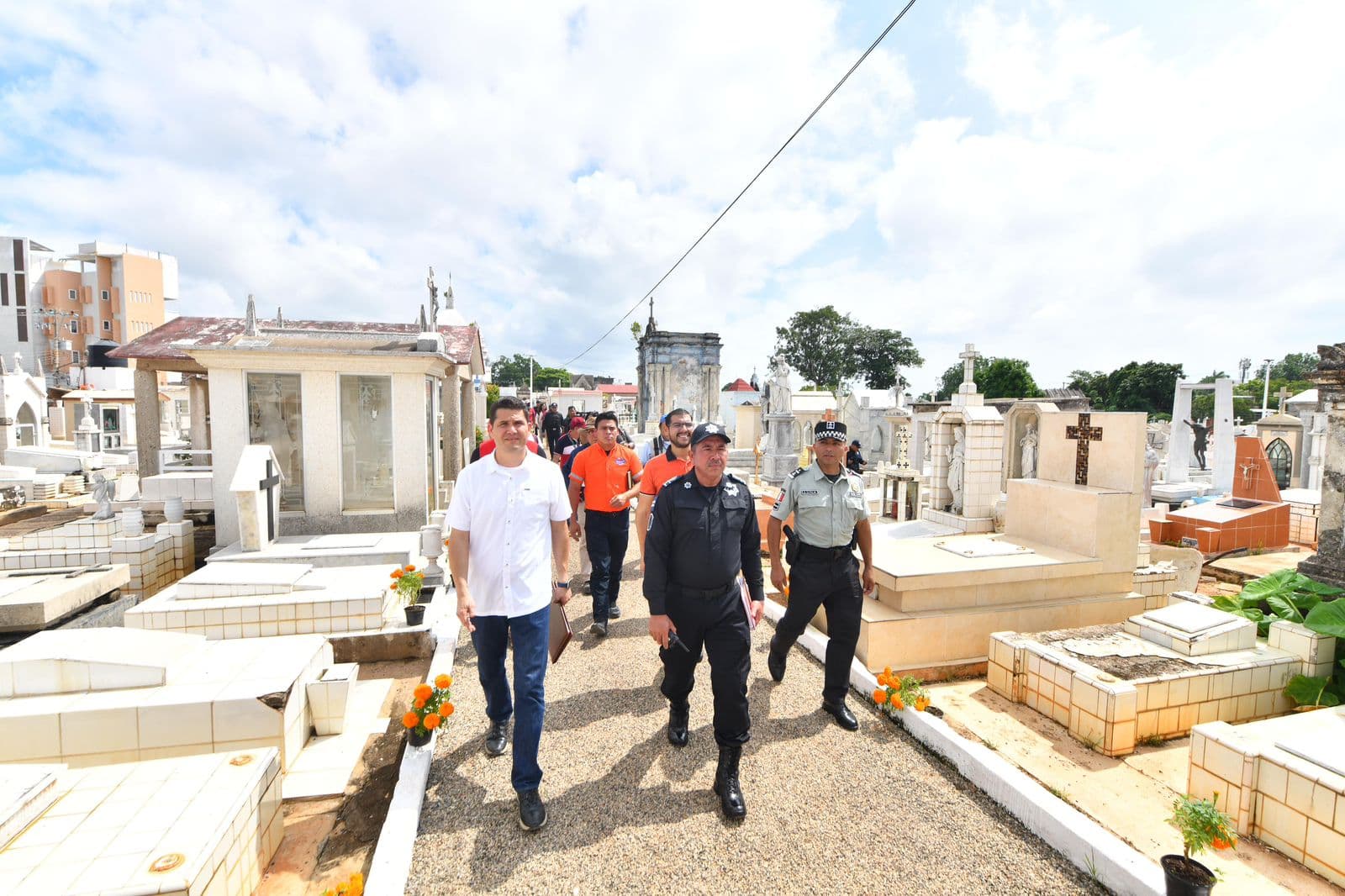 'Blindan' cementerios por Día de Muertos