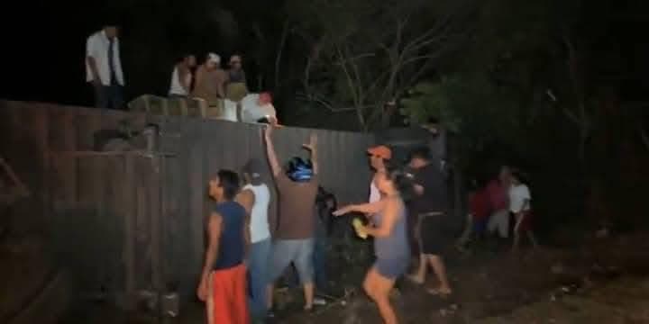 Se voltea tráiler en Atasta Campeche, se roban hasta llanta