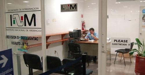 Retienen a 10 campesinos colombianos en el aeropuerto