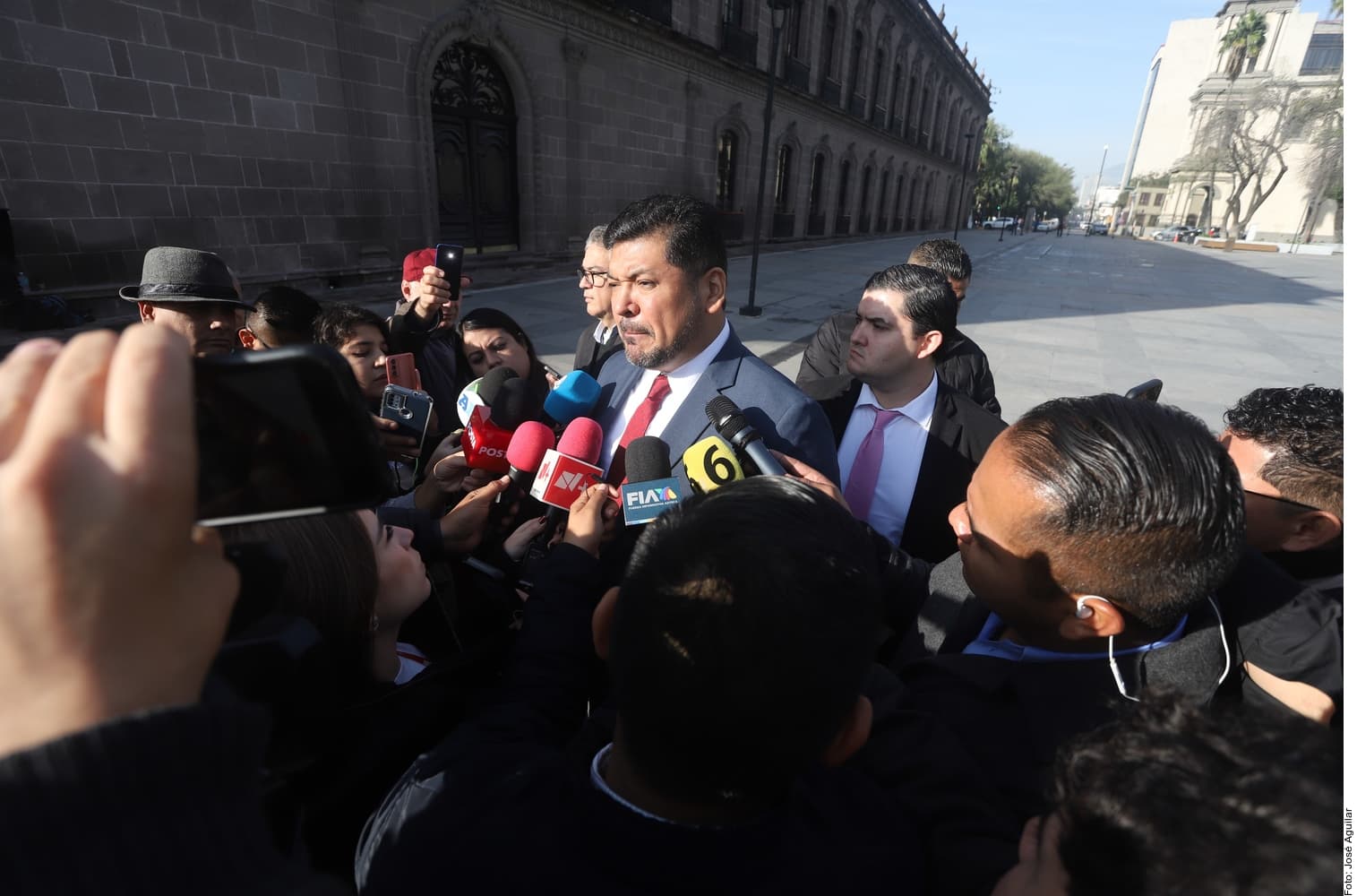 Sobra un gobernador y falta un candidato