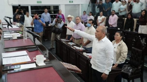 Entre amenazas, se va fiscal de Tabasco 