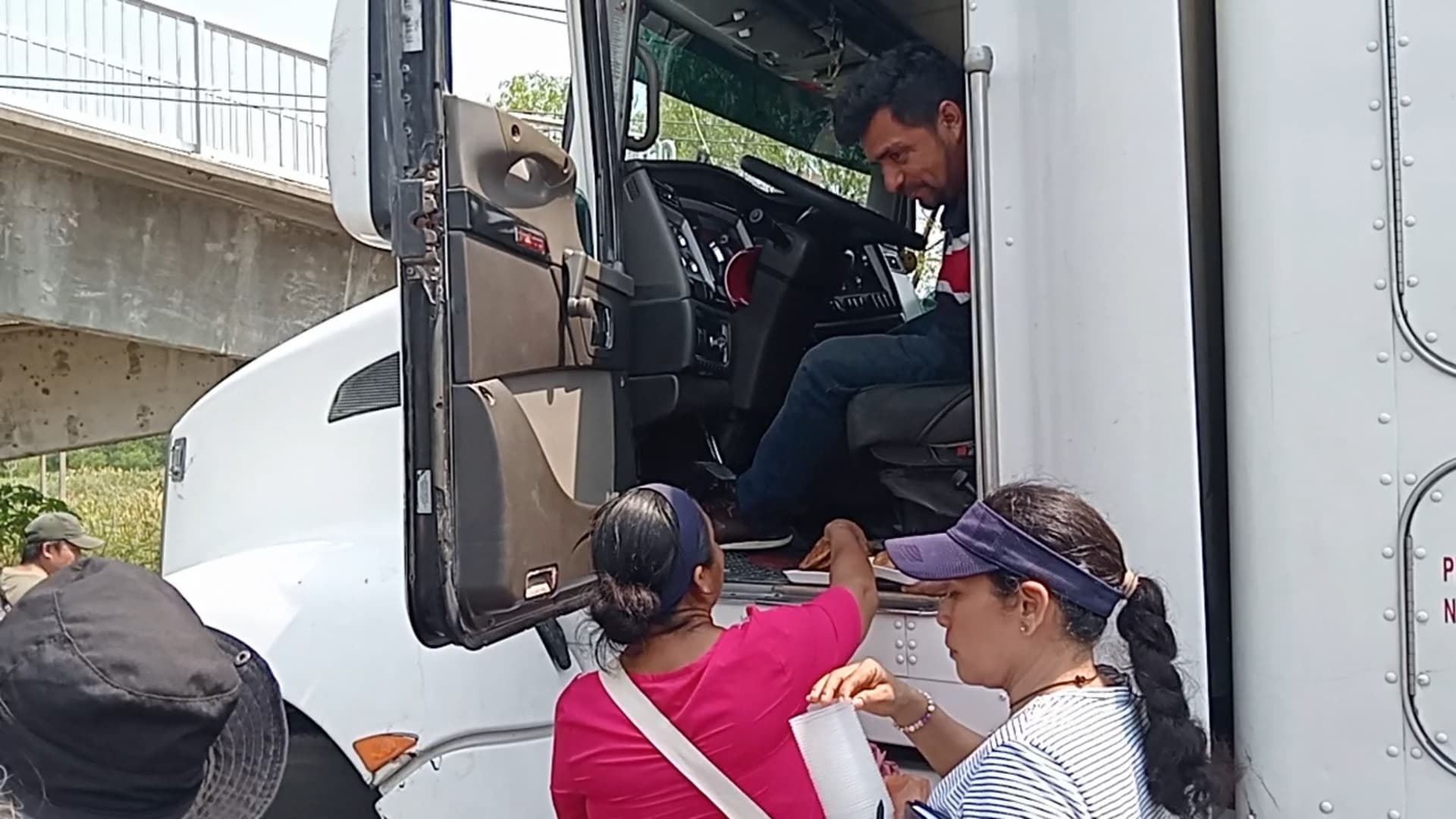 “Nos dieron de comer bien rico", estadía de trailero en medio de bloqueo