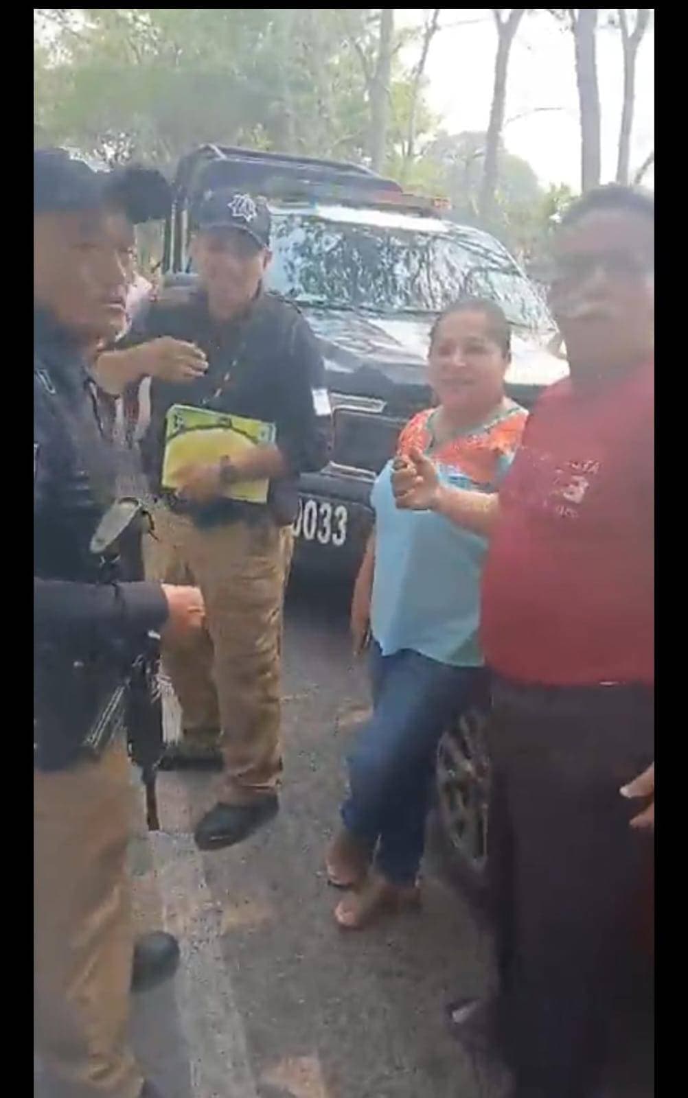 Pobladores retienen dos vehículos con presuntas propagandas de Morena 