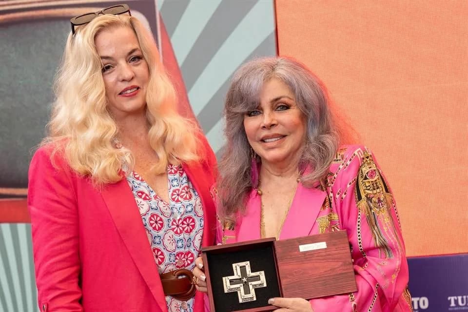 Dedica Verónica Castro premio a lucha femenina