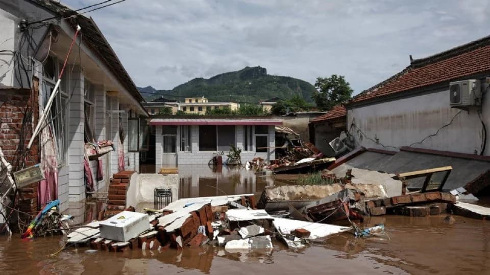 Sube cifra a 60 muertos por inundaciones en China
