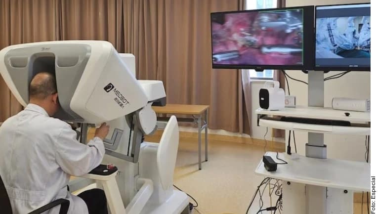 Operan a paciente... ¡a 5 mil kilómetros de distancia! 