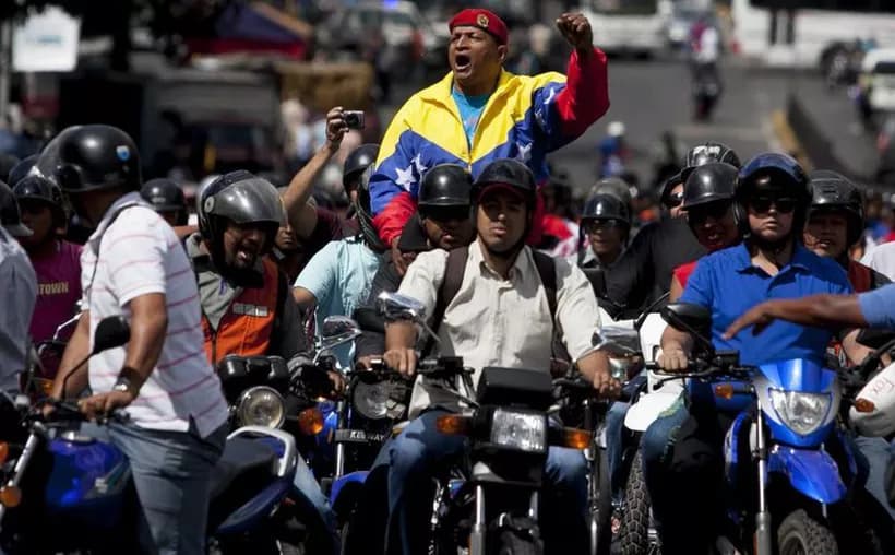 Motociclistas chavistas respaldan a Maduro en Venezuela 