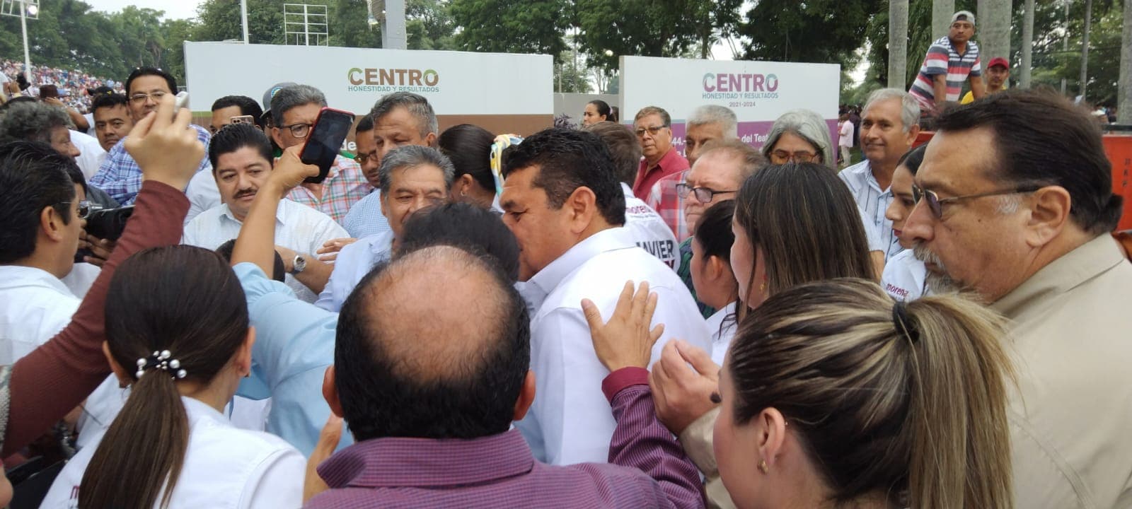 Exhibe músculo Javier May 