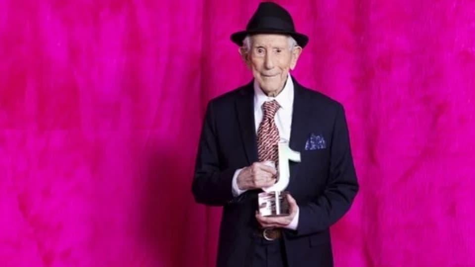 Escritor de 90 años gana premio en TikTok de España