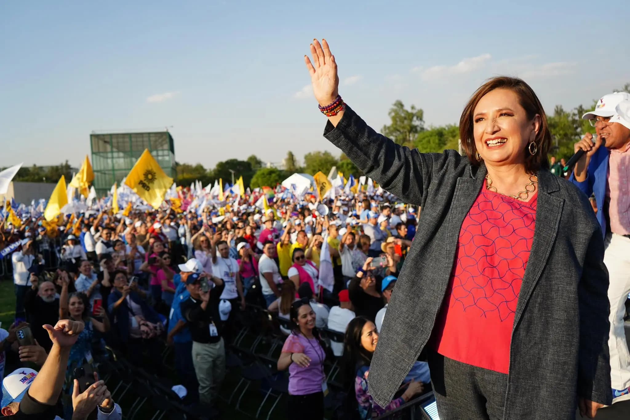 Reta Xóchitl a Sheinbaum: que se eche trago de agua de pipas 