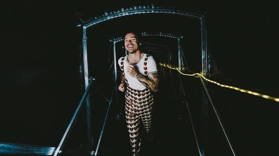 Con tiempo competitivo, cantante Harry Styles corre maratón de Tokio