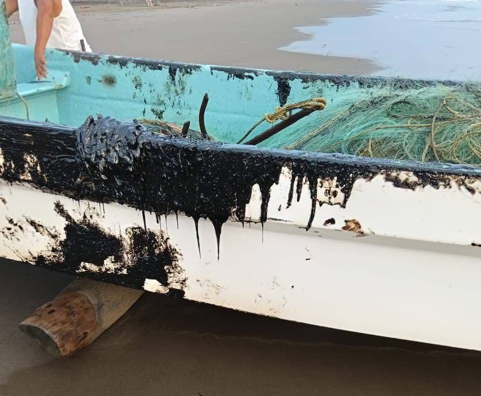 Niega Pemex responsabilidad en derrame en playas de Veracruz 