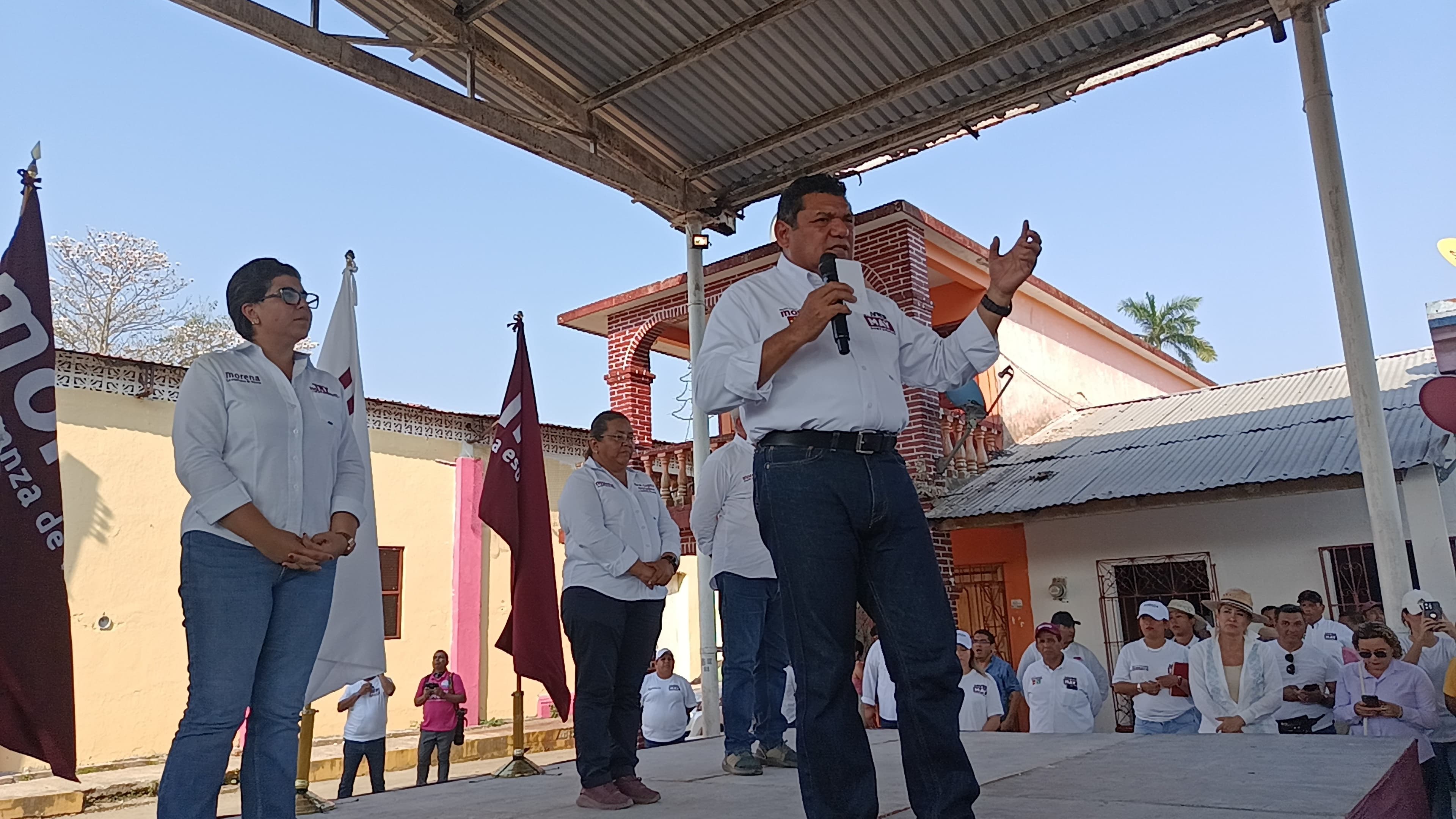 Reducción de salario será para altos funcionarios, aclara May 