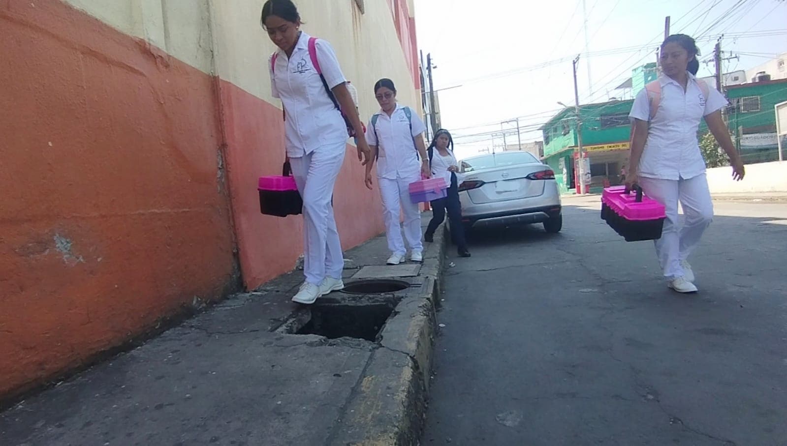 Florece Villahermosa entre baches y alcantarillas abiertas