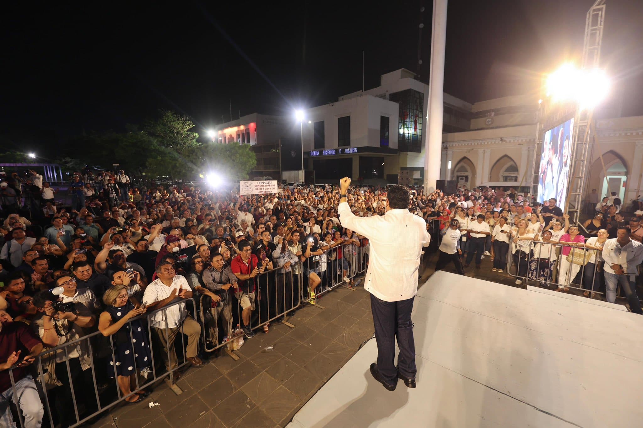Celebra triunfo Javier May en Plaza de Armas 