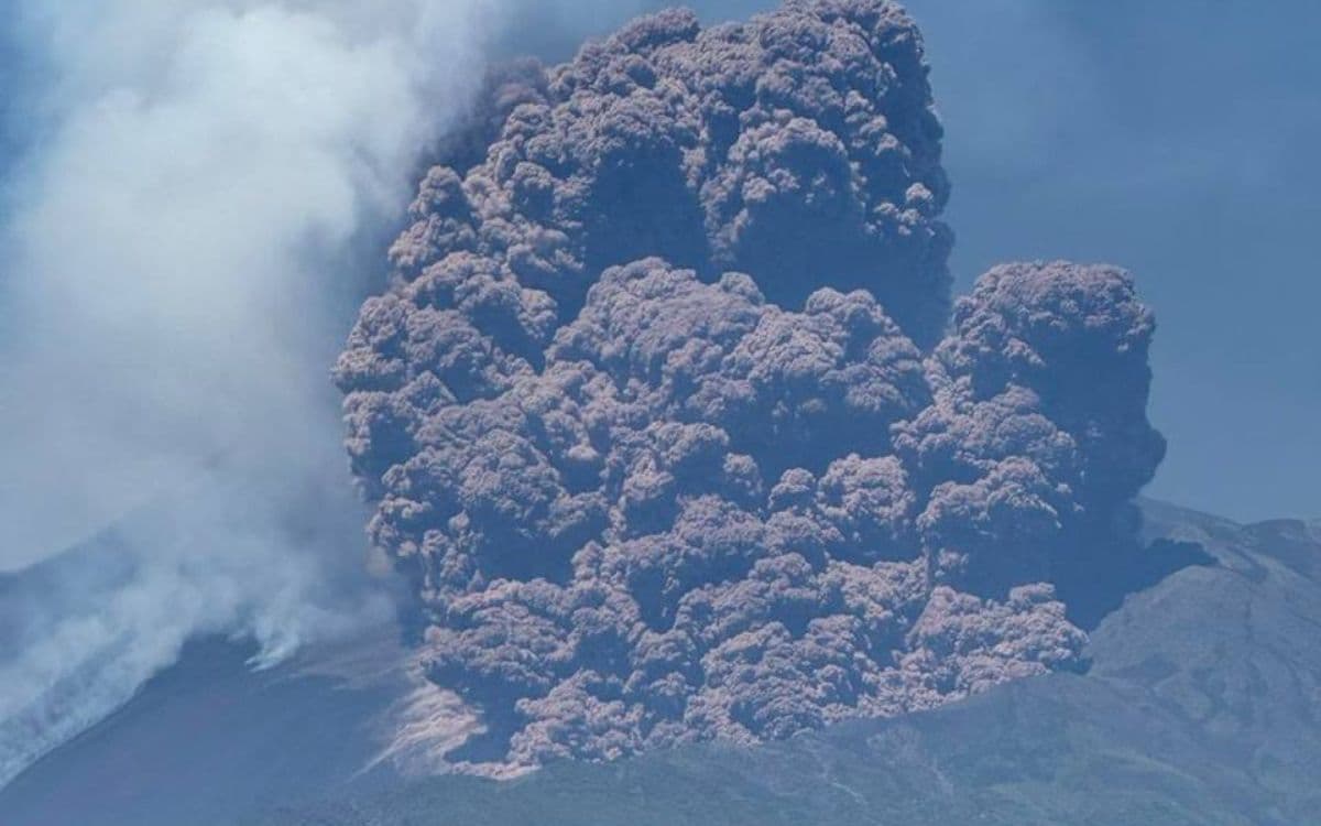 Erupción del Etna provoca columna de humo de 5 mil metros de altura