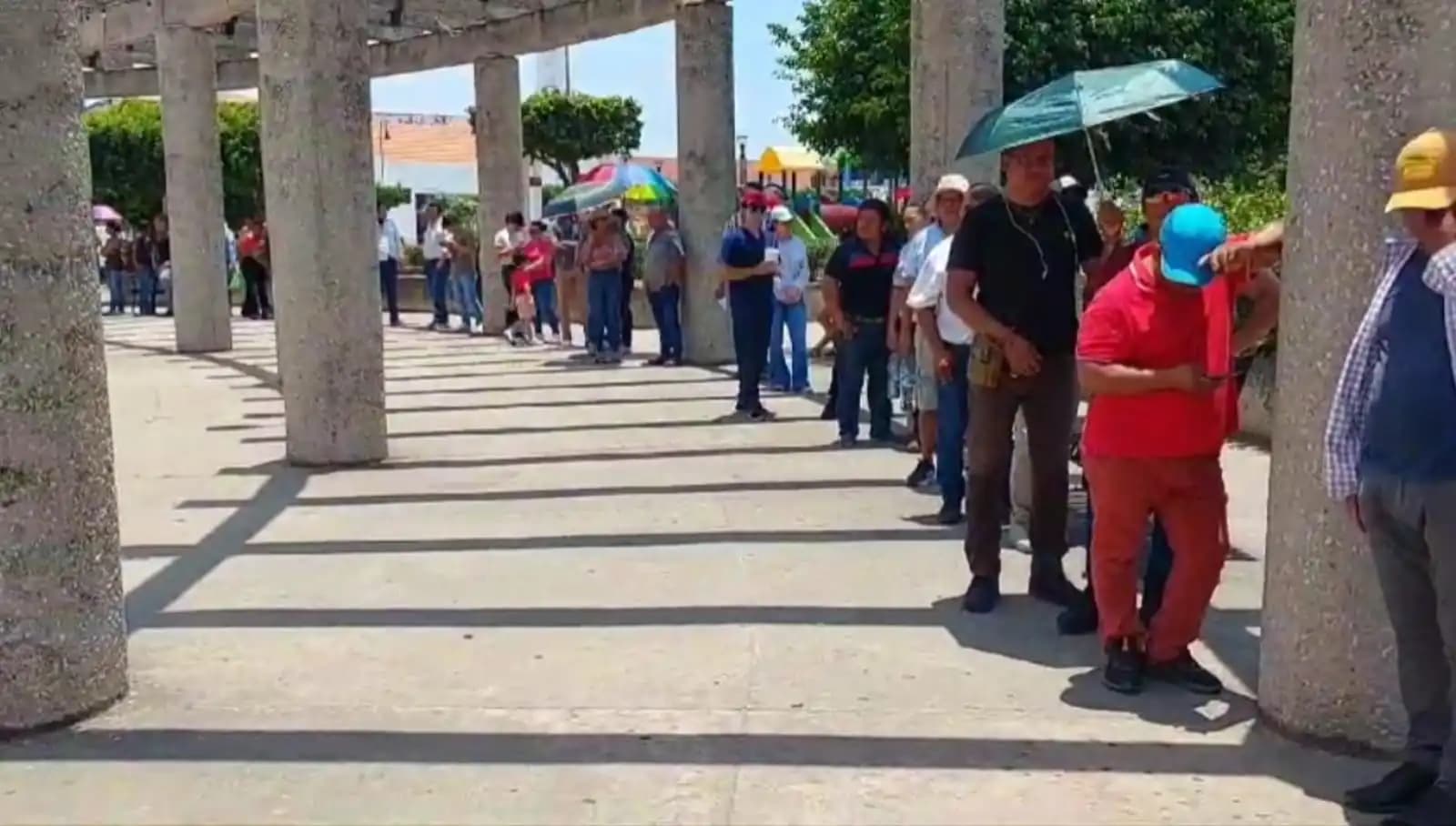 En medio del sol no fallan electores en Jalpa de Méndez