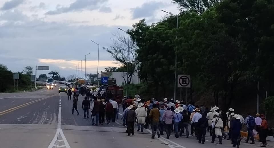 Habitantes de San Juan Chamula tomaron la caseta de cobro
