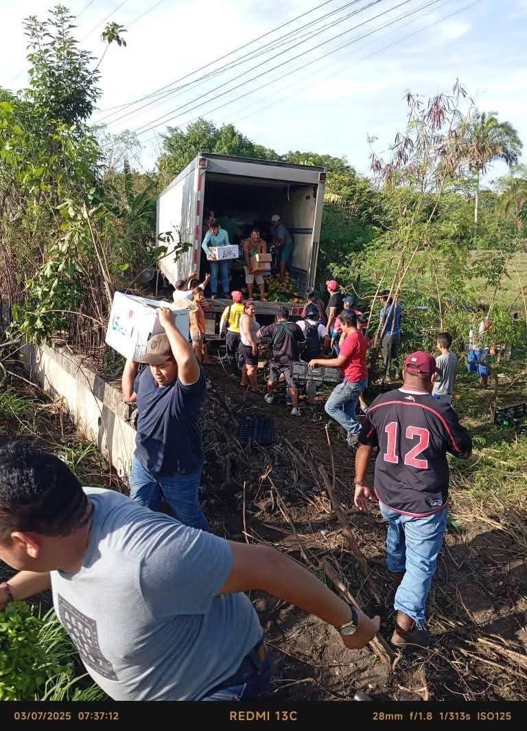 Rapiña de plátano provoca caos vial en la Villahermosa-Macuspana 