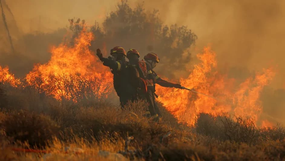 Incendios forestales en Grecia obligan a evacuar a miles de turistas