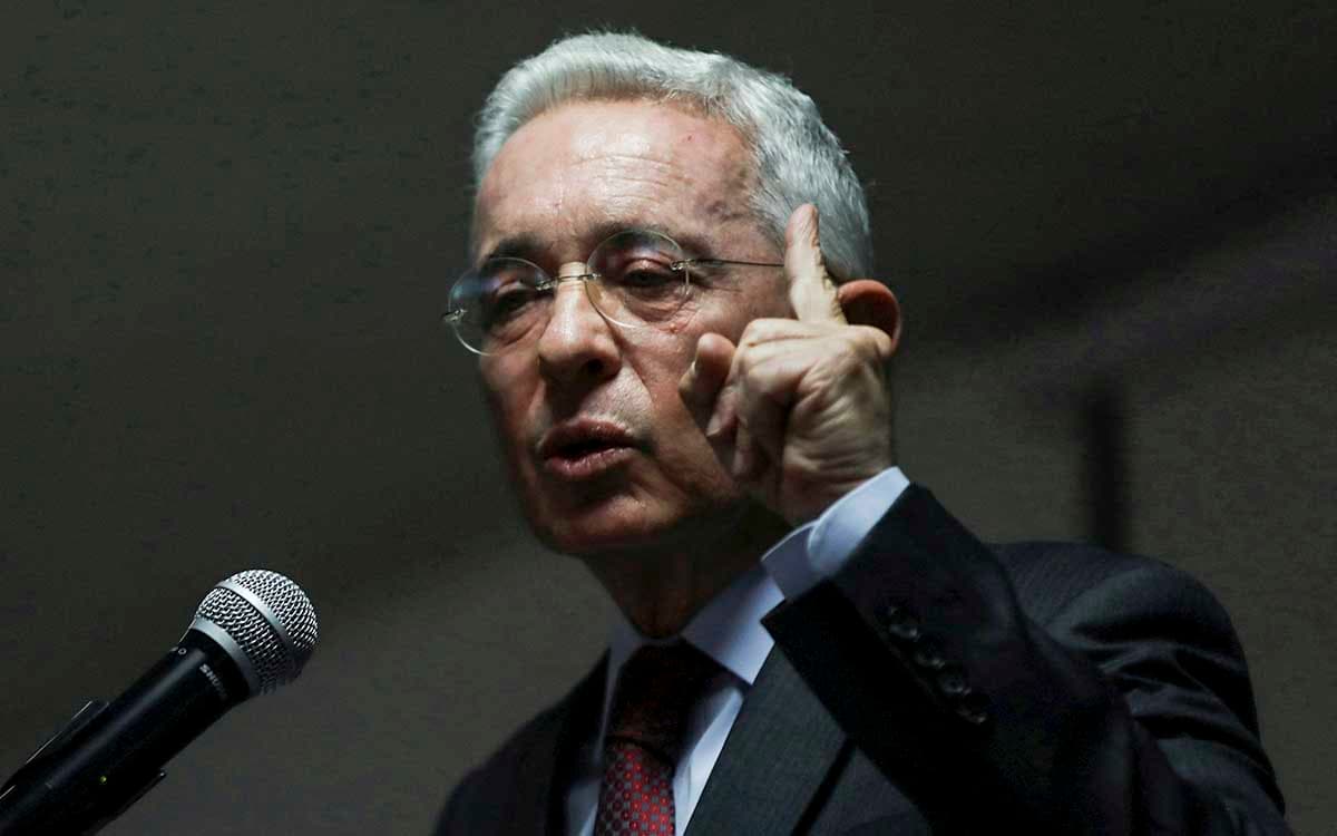 Condenan a 12 años de prisión domiciliaria a expresidente colombiano Álvaro Uribe