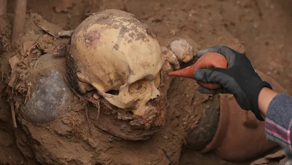 Hallan tumbas de más de mil años en Perú; estaban bajo la casa de una familia