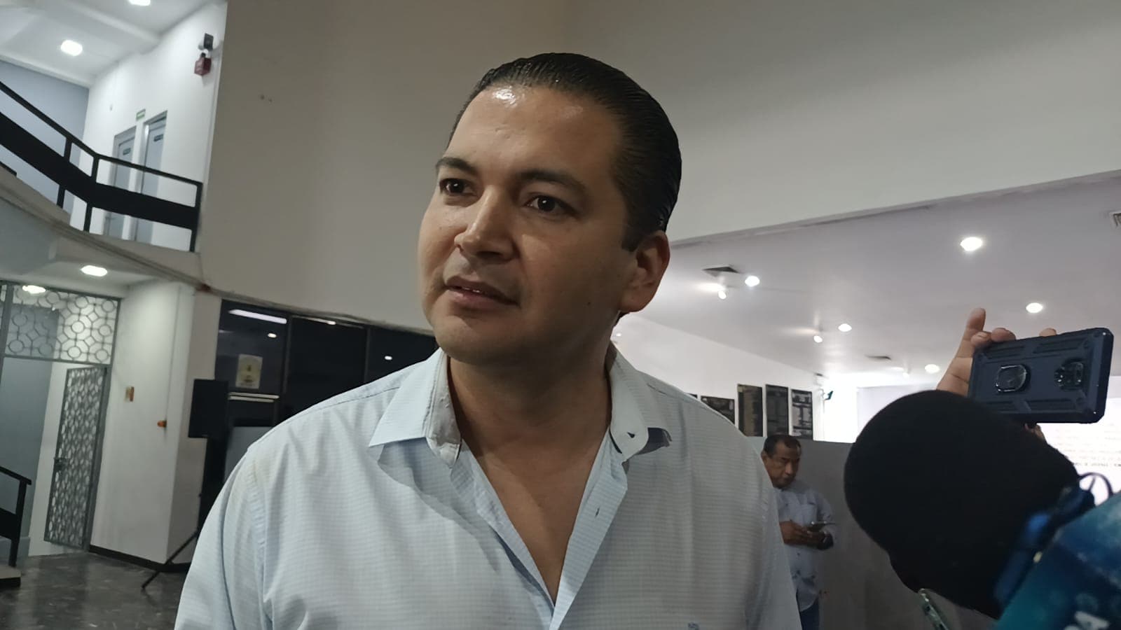 Da Bracamonte primeros nombramientos administrativos en el Congreso