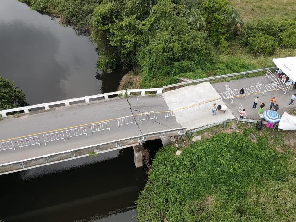 Puente Pozuelos a punto de colapsarse en Tlalixcoyan