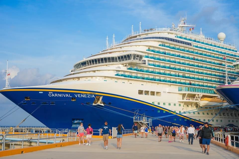Llega crucero turístico Carnival Venezia a Isla de Cozumel