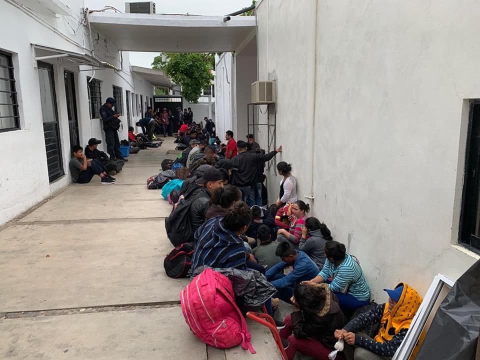 Continúa traslado de migrantes de Mapastepec a Tuxtla Gutiérrez Chiapas