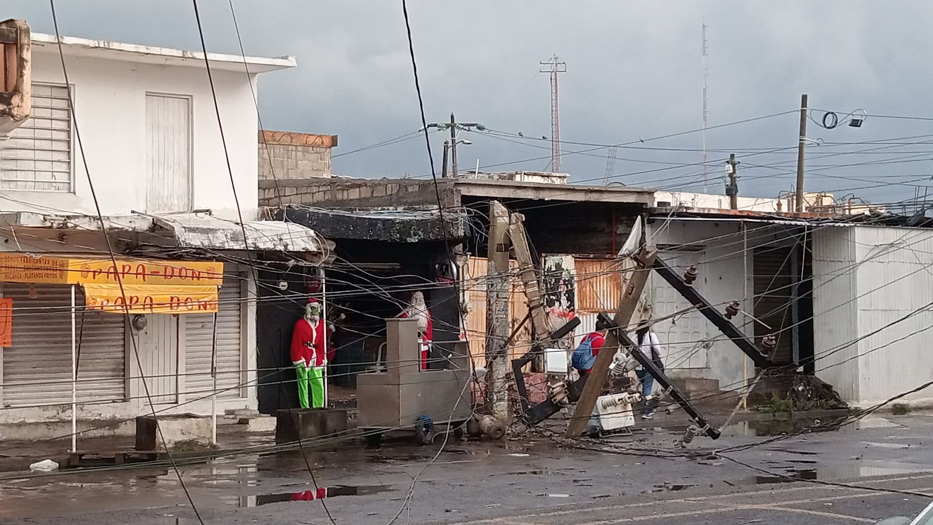 Camión se lleva postes de CFE en zona de mercados