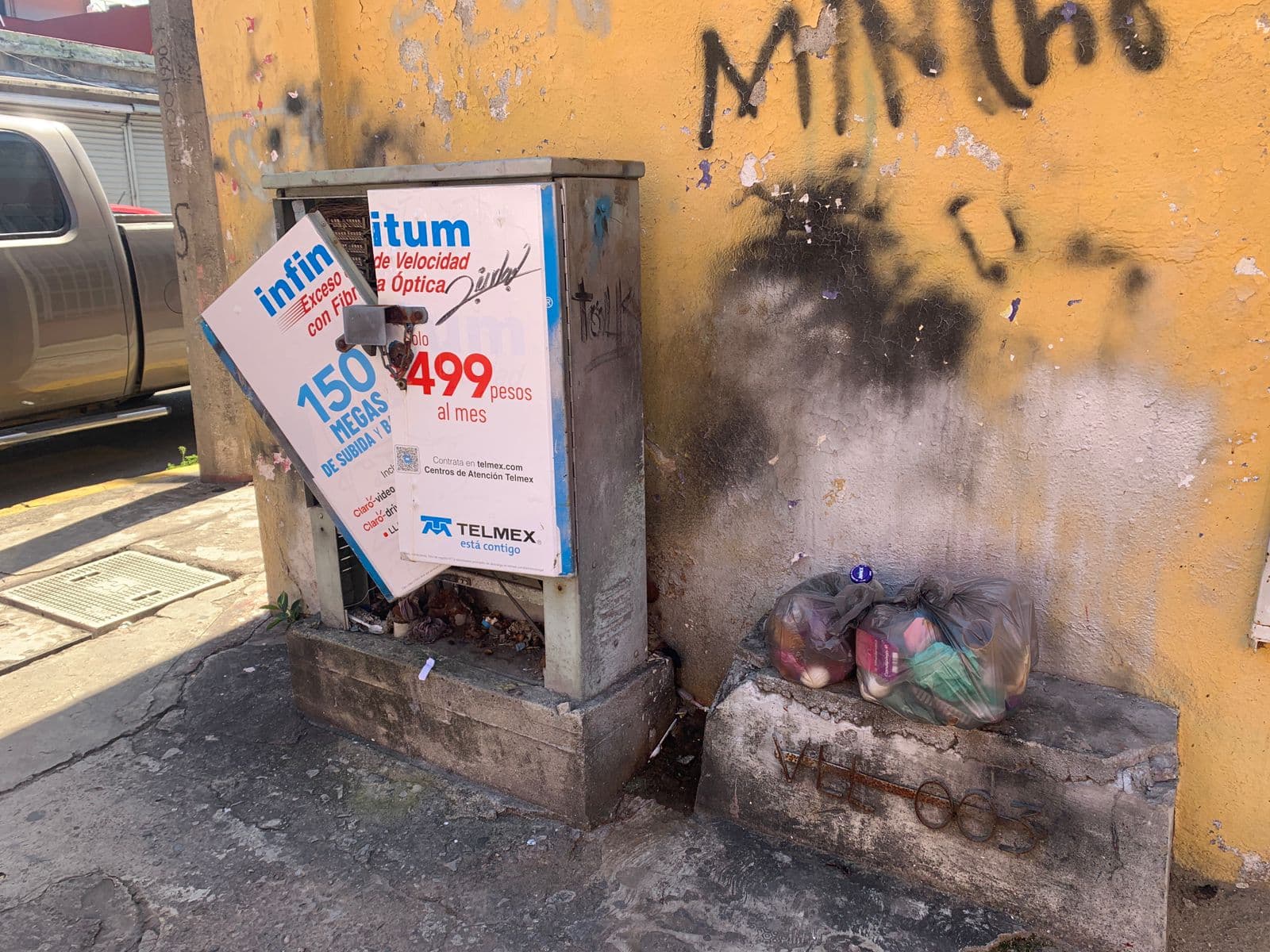 Usan casetas abandonadas de Telmex como baños públicos 