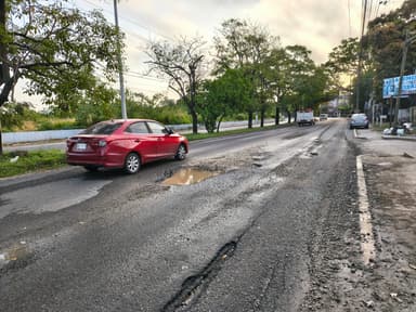 ImagenPeligran automovilistas por megabache en Periférico de Villahermosa 