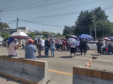 ImagenCon bloqueo de por medio, atienden a padres
