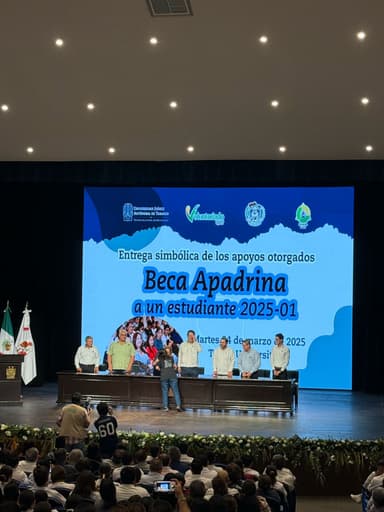 ImagenDan beca de alimentos y transporte a 186 'juchimanes'
