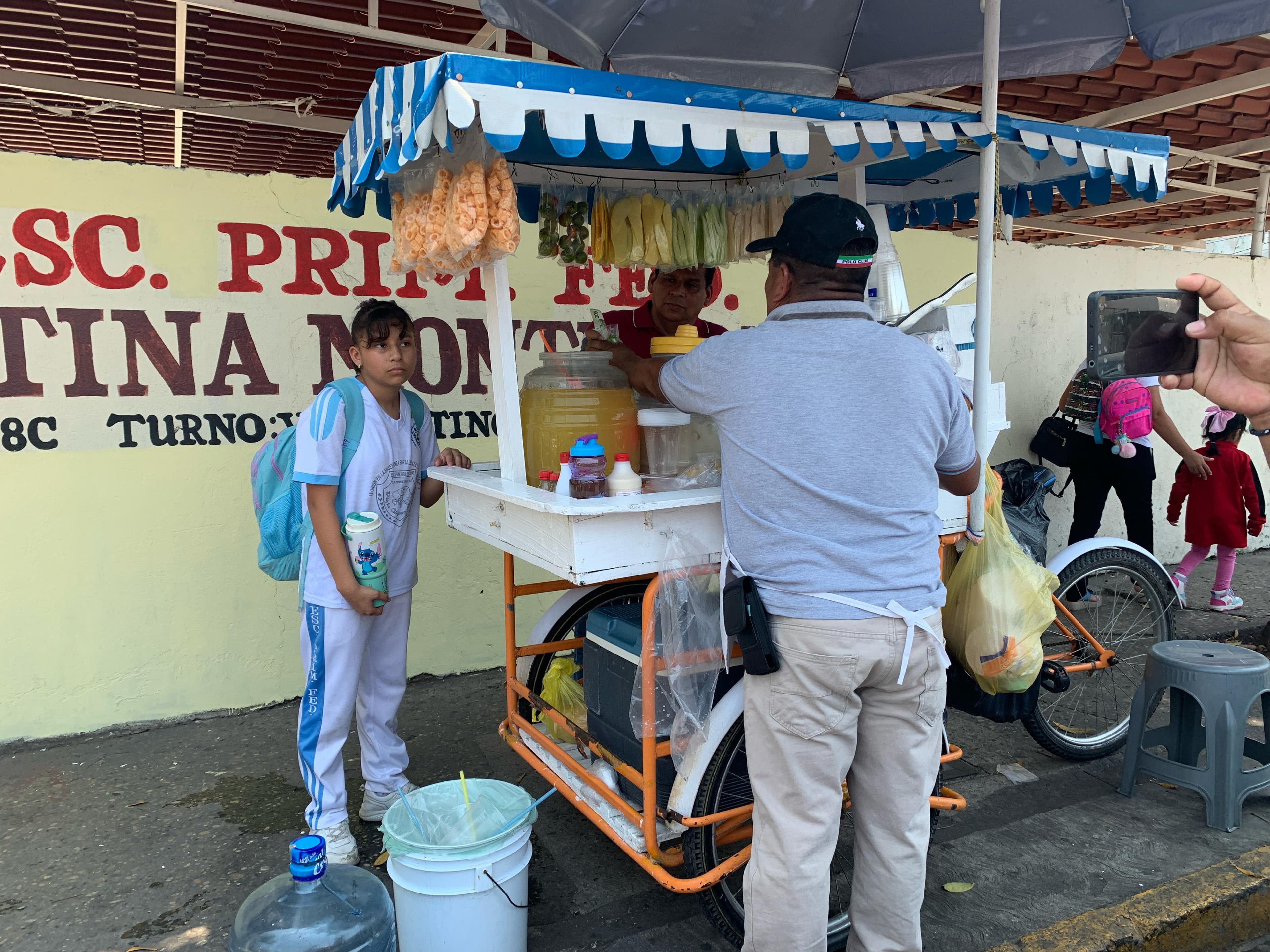Burlan ambulantes reglamento antichatarra afuera de escuelas