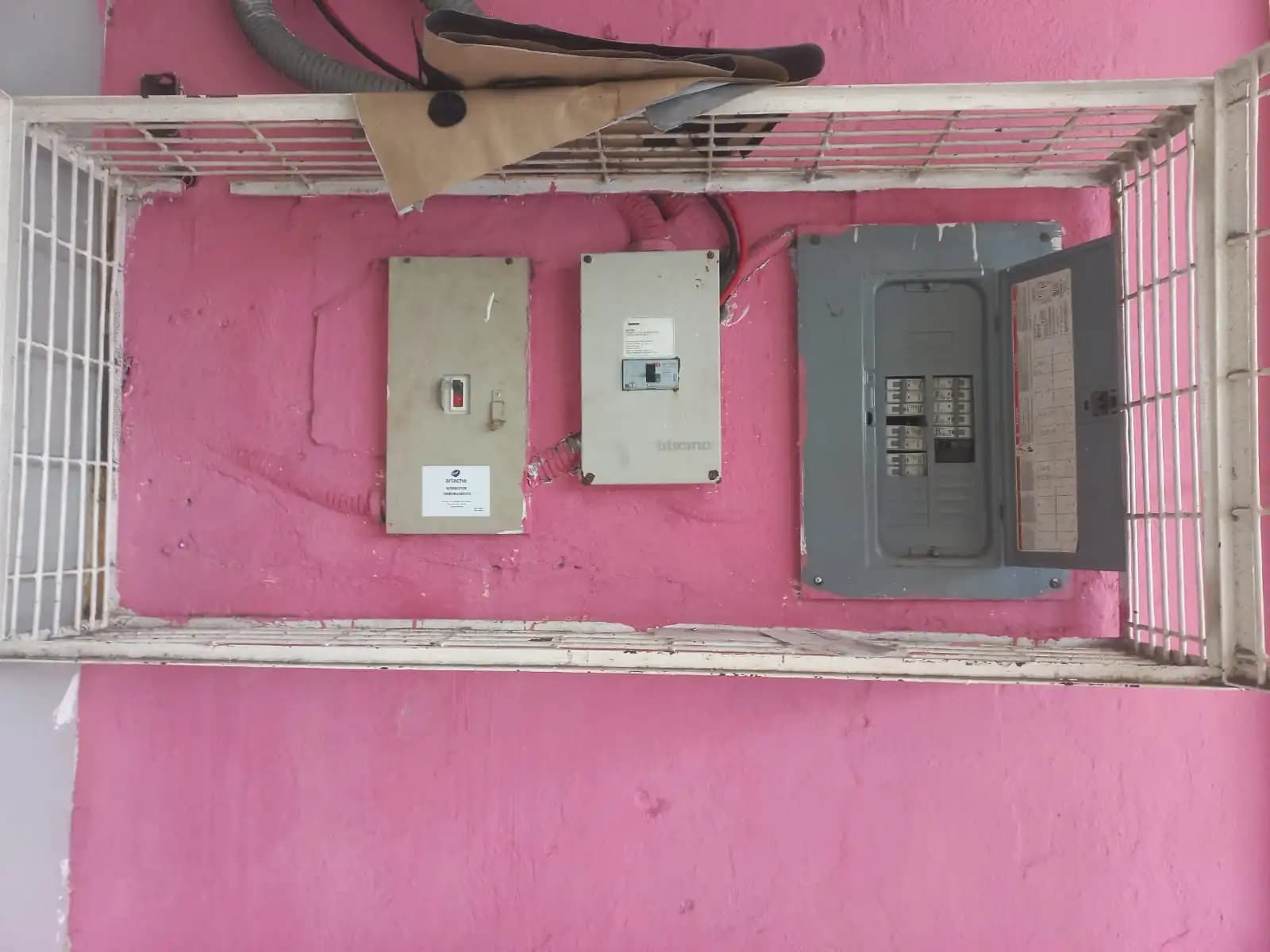 Deben padres de Primaria 25 mil pesos a eléctrico por apagones