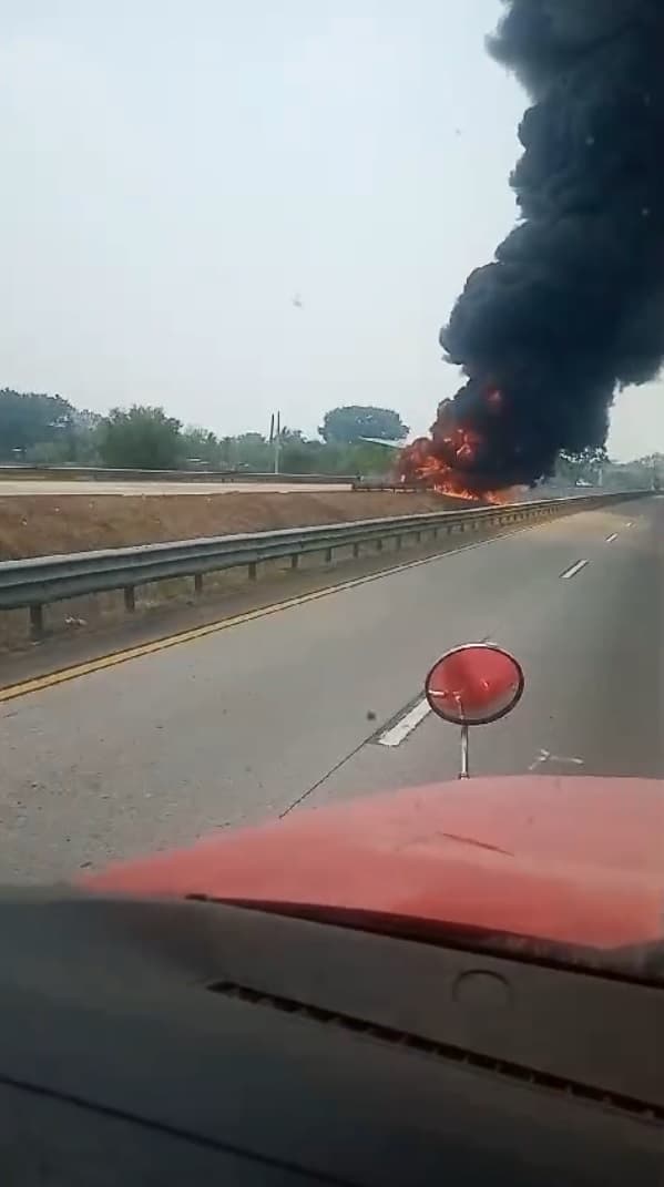 Explota pipa con combustible en carretera Cárdenas - Coatzacoalcos 