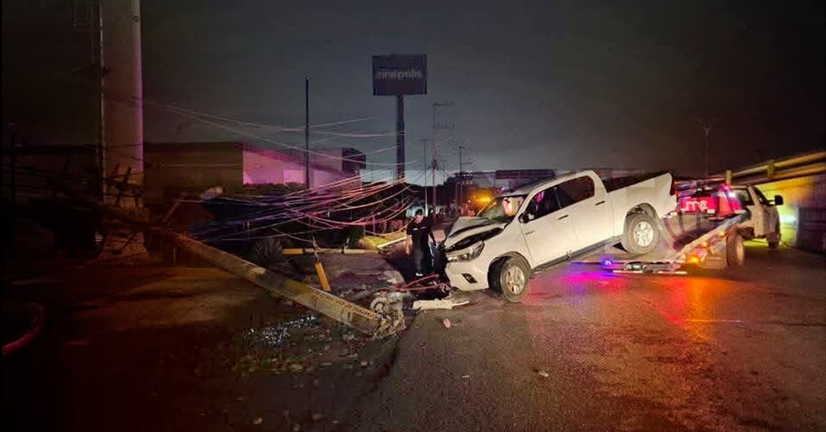 Poste caído en Carrizal provoca apagón en Villahermosa