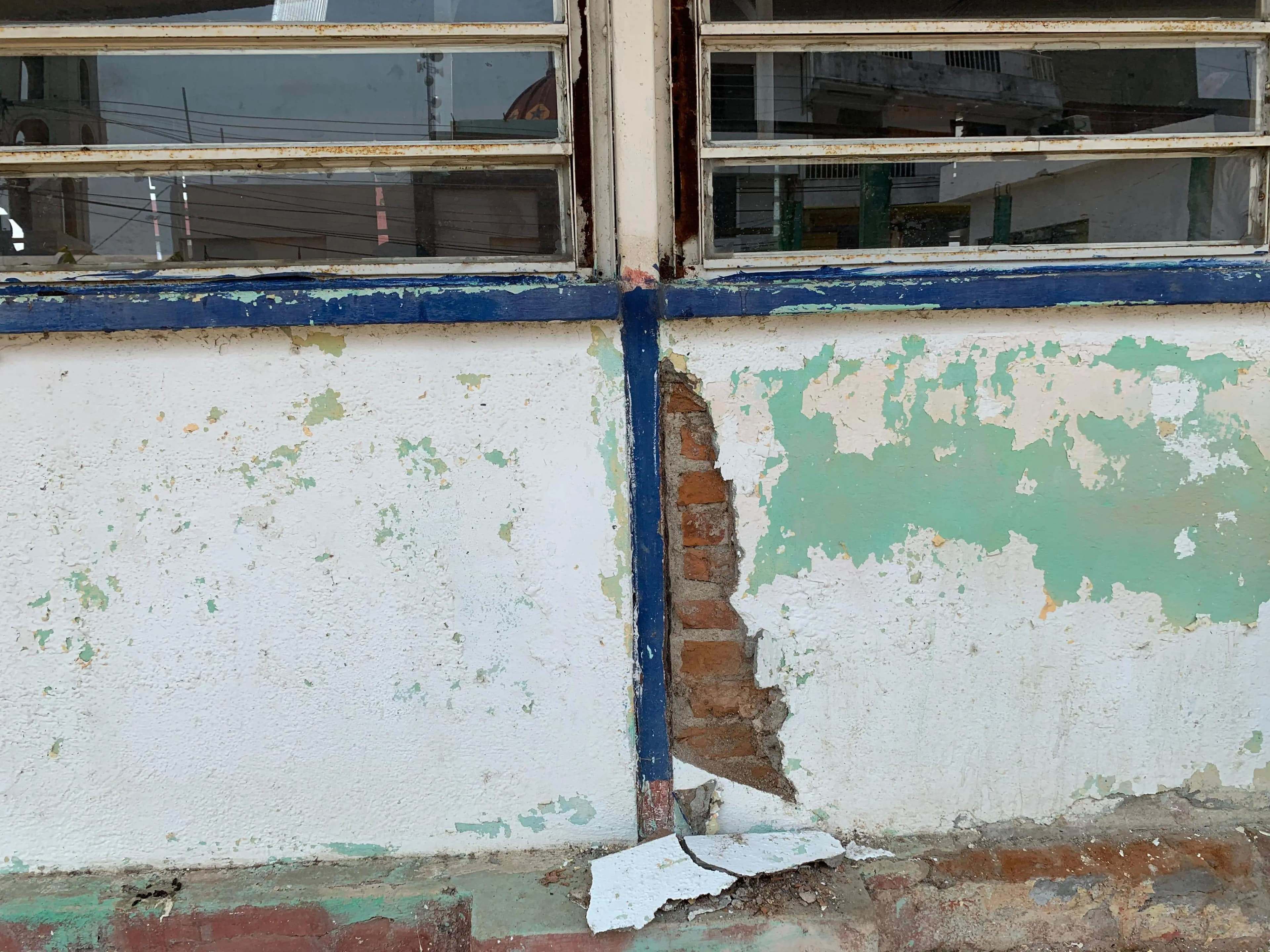 Cae escuela primaria a pedazos