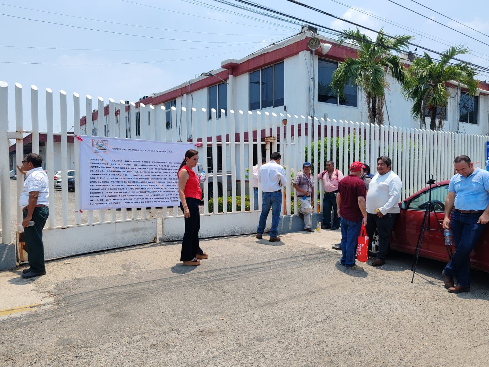 Protestan ante SICT y amagan con bloquear autopista Agua Dulce-Cárdenas