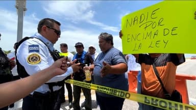 ImagenTaxistas bloquean más de 7 horas Puente Zacatal-Cd. del Carmen