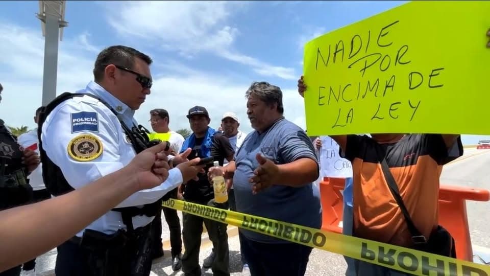 Taxistas bloquean más de 7 horas Puente Zacatal-Cd. del Carmen