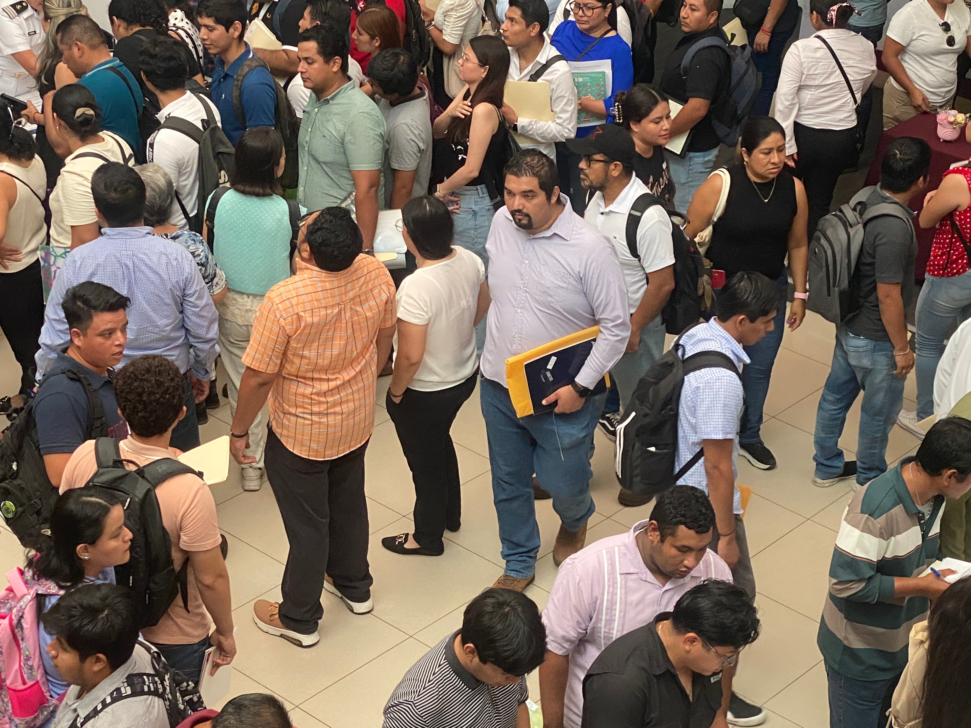 Desempleados por deuda de Pemex acuden a feria de empleo en Centro
