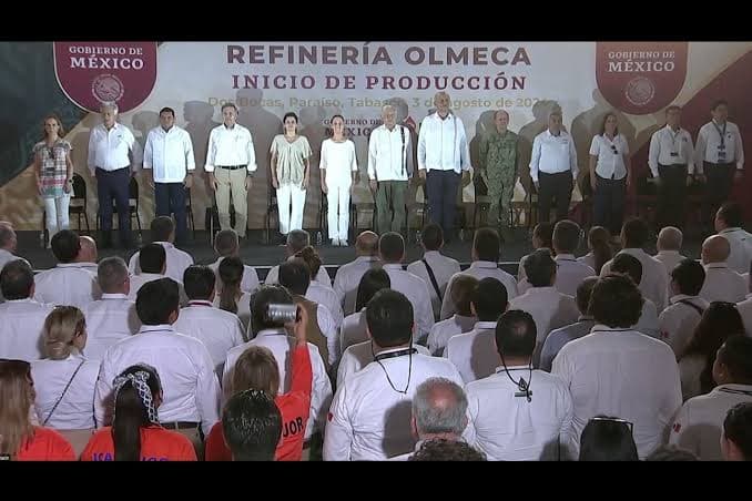 Reparten en refinería aplausos y abucheos